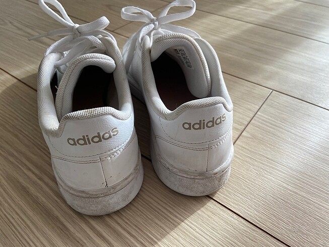 40 Beden beyaz Renk Adidas bayan spor ayakkabı