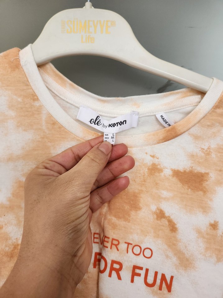 Batik Desenli Bej Tişört - Görsel 2