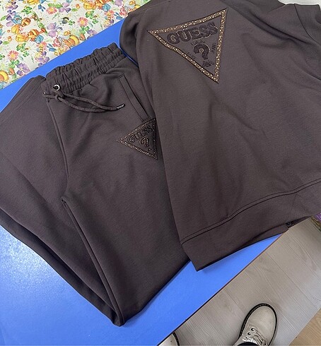 xl Beden kahverengi Renk Guess marka eşofman takımı