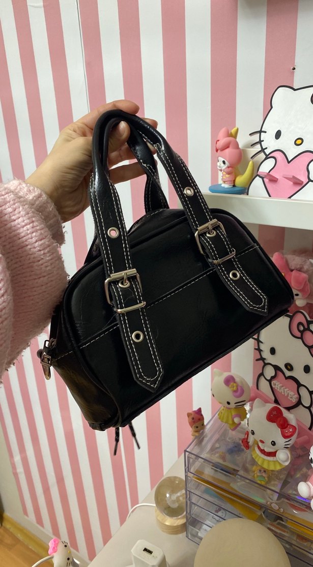 Siyah Deri Tokalı Gotik El Çantası - Görsel 3