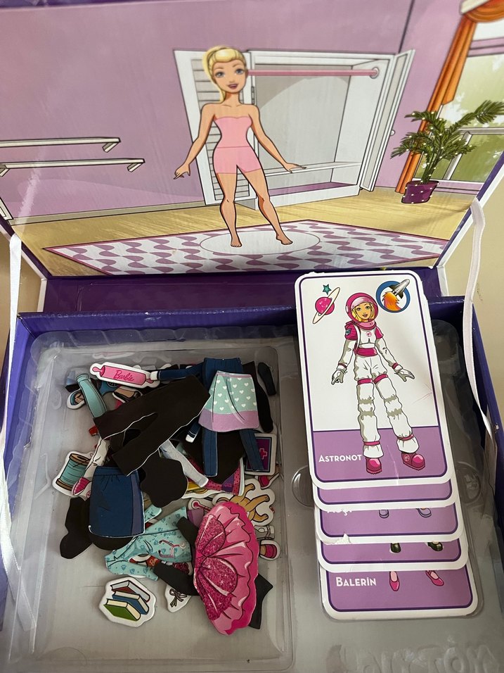 Barbie Manyetik Kıyafet Giydirme Oyunu - Görsel 2