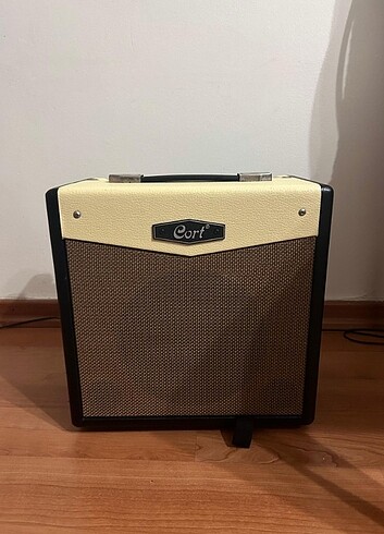 Cort CM15R Gitar Amfisi
