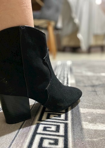 Siyah Süet Kemerli Blok Topuk Bot - Görsel 4
