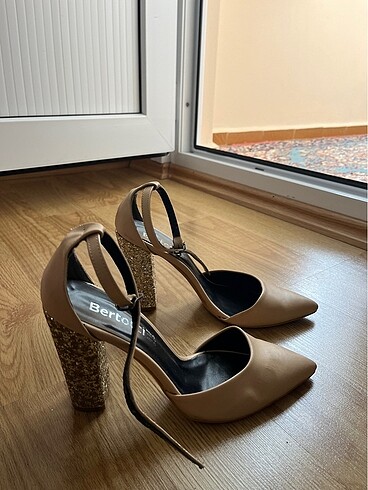 Zara Krem rengi topuklu ayakkabı