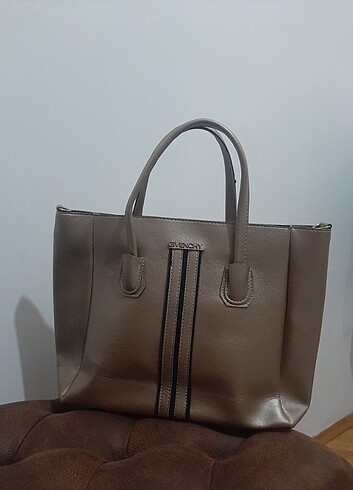 Givenchy kol çantası 