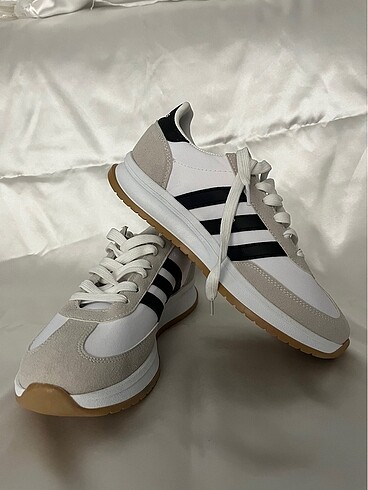 39 Beden beyaz Renk Adidas Run spor ayakkabı