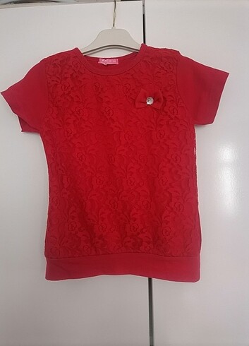 Kırmızı dantel detaylı çocuk tişört 
