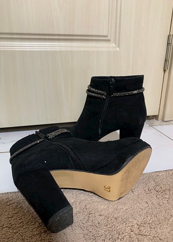 Siyah Süet Krokodil Desenli Tokalı Topuklu Bot - Görsel 3