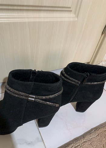 Siyah Süet Krokodil Desenli Tokalı Topuklu Bot - Görsel 2