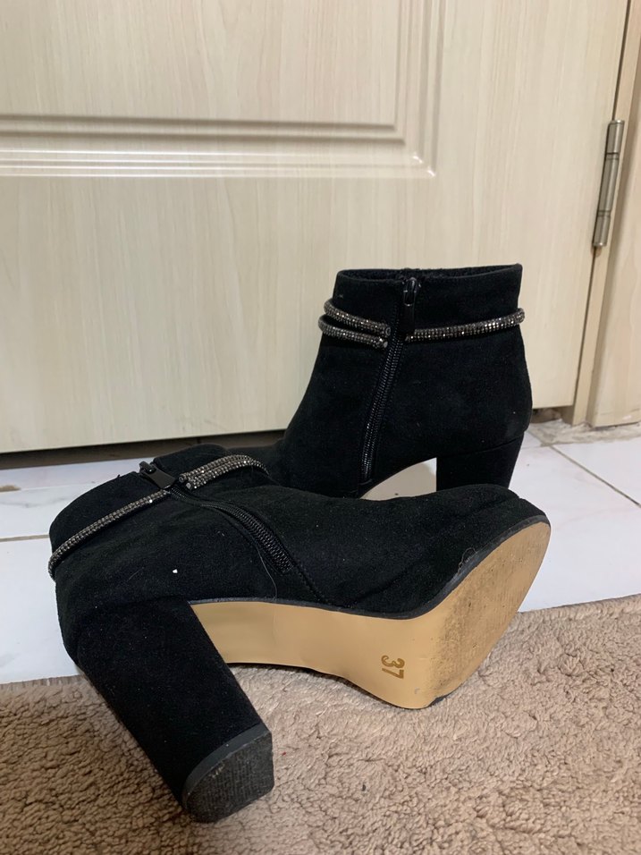 Siyah Süet Krokodil Desenli Tokalı Topuklu Bot - Görsel 3