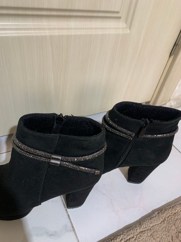 Siyah Süet Krokodil Desenli Tokalı Topuklu Bot - Görsel 2