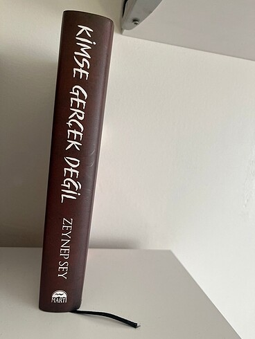 Kimse gerçek değil kitap