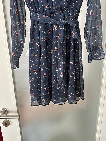 Desenli kuşaklı şifon elbise - Görsel 6