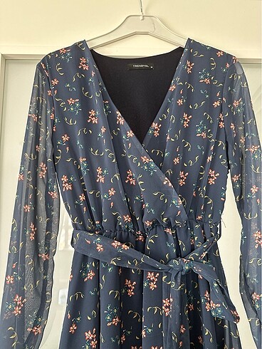 Desenli kuşaklı şifon elbise - Görsel 5