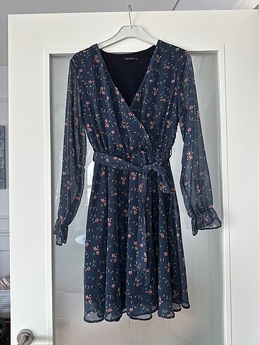 Desenli kuşaklı şifon elbise - Görsel 7