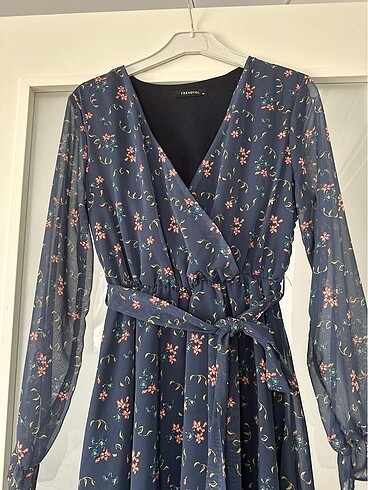 Desenli kuşaklı şifon elbise - Görsel 10