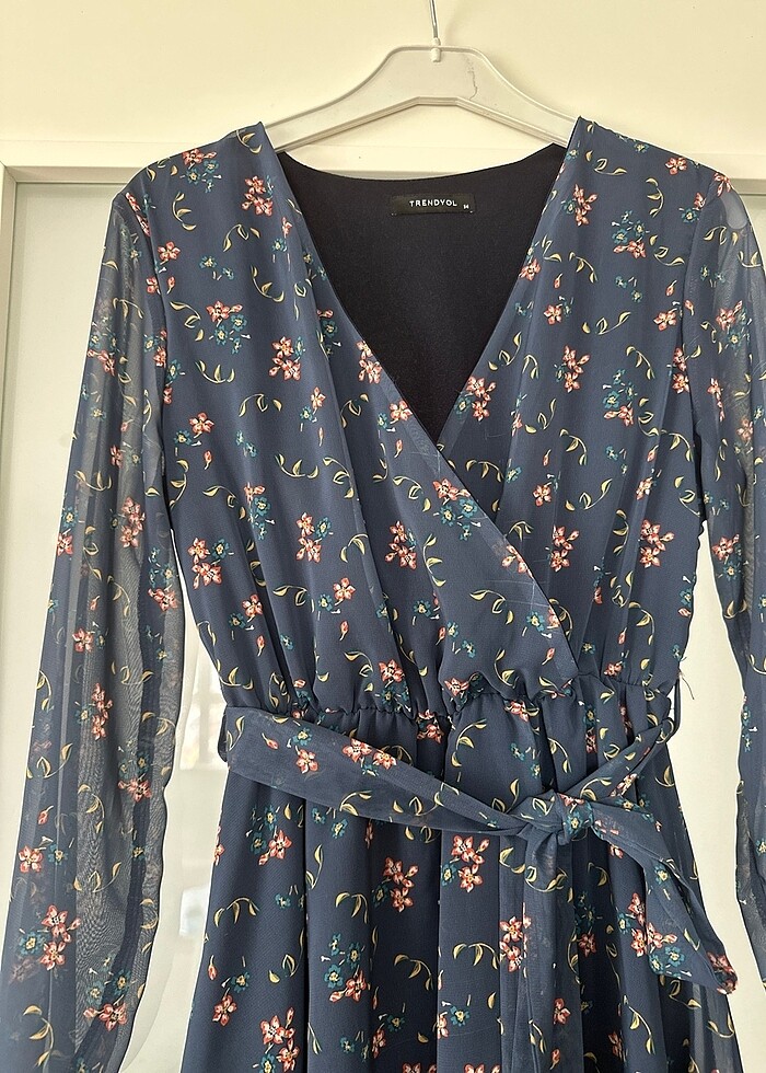 Desenli kuşaklı şifon elbise - Görsel 5