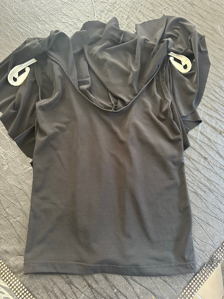 V Yaka Siyah Drapeli Kısa Kollu Bluz - Görsel 3