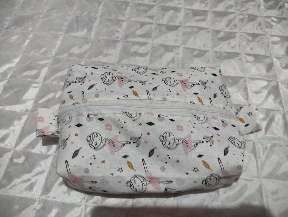 Beyaz Baskılı Kadın Makyaj Çantası - Görsel 3