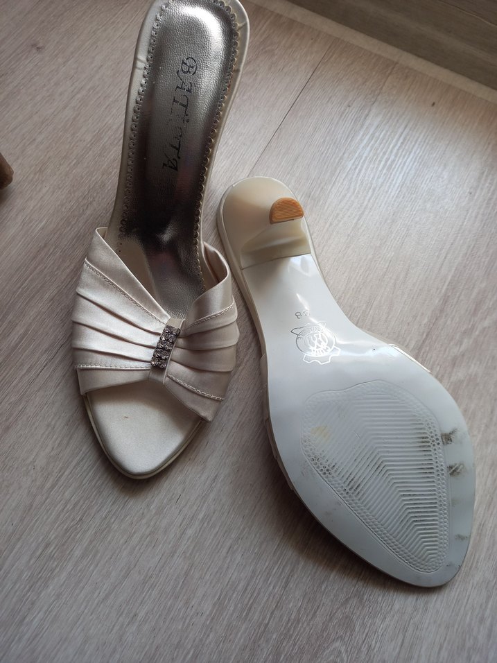 Beyaz Pilili Stiletto Topuklu Kadın Terlik - Görsel 3