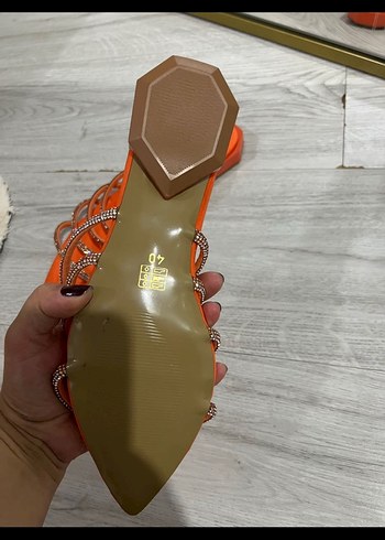 Turuncu Yılan Desenli Tokalı Topuklu Terlik