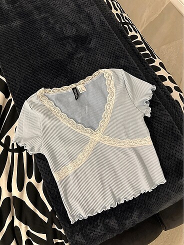 mavi dantel detayli crop