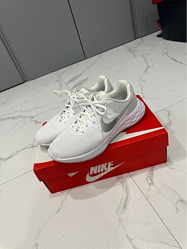Nike revolution 6 kadin beyaz kosu ayakkabisi
