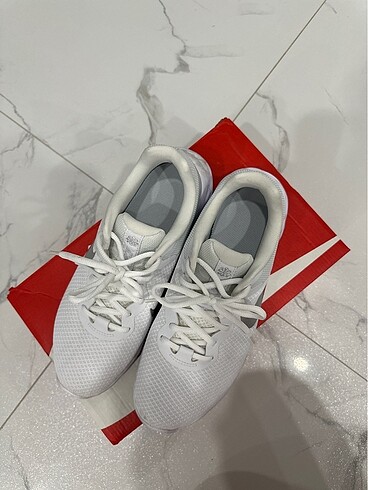 Nike Nike revolution 6 kadin beyaz kosu ayakkabisi
