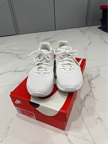 40 Beden Nike revolution 6 kadin beyaz kosu ayakkabisi