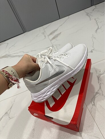 40 Beden beyaz Renk Nike revolution 6 kadin beyaz kosu ayakkabisi