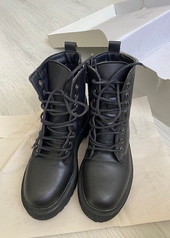 Siyah Deri Goth Topuklu Kadın Bot