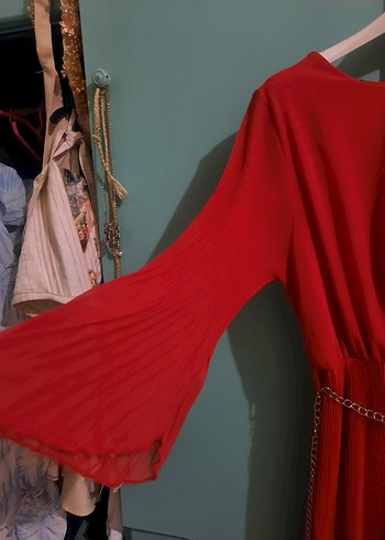 Zincir Detaylı Kırmızı Uzun Kadın Elbise - Görsel 2