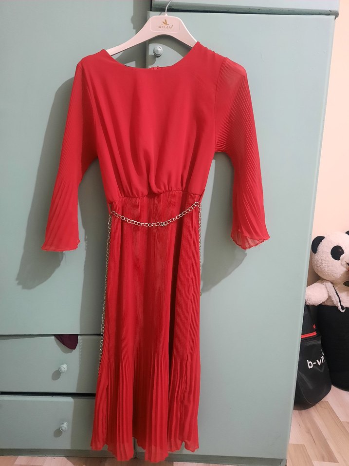 Zincir Detaylı Kırmızı Uzun Kadın Elbise - Görsel 4
