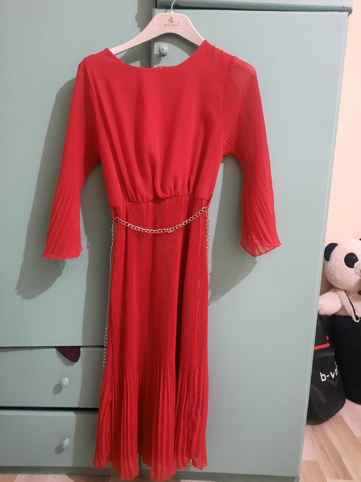 Zincir Detaylı Kırmızı Uzun Kadın Elbise - Görsel 3