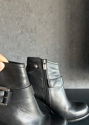 36 Beden Tokalı Siyah Deri Bot