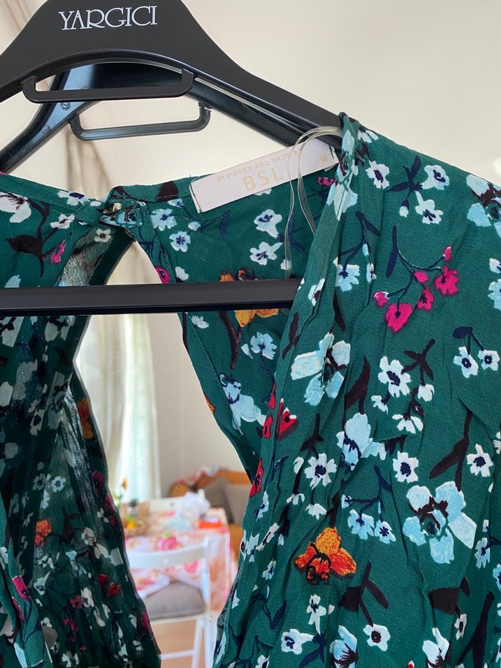 Düğmeli V Yakalı Yeşil Desenli Bohem Bluz - Görsel 2