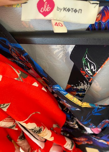 Çiçek Desenli V Yaka Kısa Bluz - Görsel 2