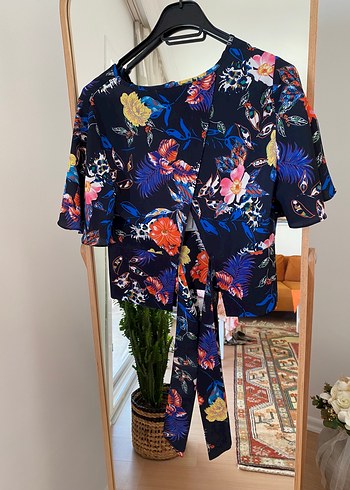 Çiçek Desenli V Yaka Kısa Bluz - Görsel 3