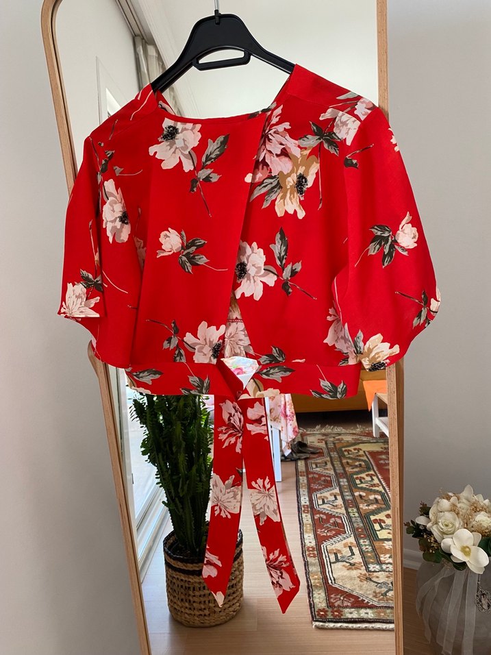 Kırmızı Çiçek Desenli V Yakalı Bluz - Görsel 3