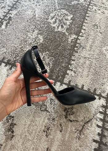 Siyah Yılan Desenli Tokalı Stiletto