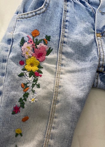 Renkli Nakışlı Bol Kesim Kız Kot Pantolon - Görsel 3