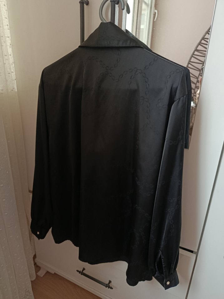 Siyah Düğmeli Uzun Kollu saten Gömlek - Görsel 4