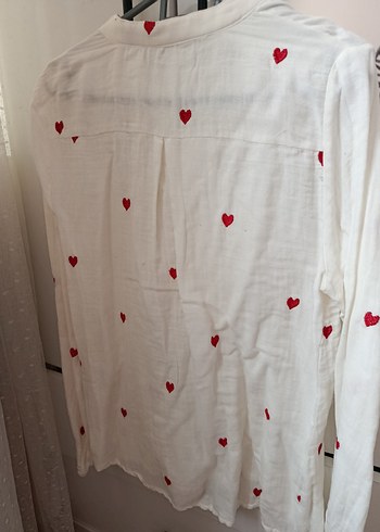 kırmızı kalpli beyaz gömlek - Görsel 3