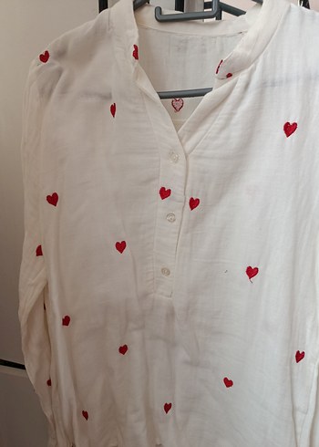 kırmızı kalpli beyaz gömlek - Görsel 2