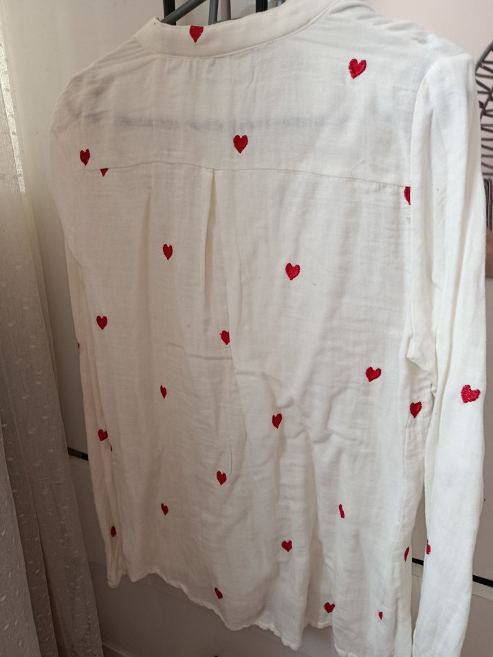 kırmızı kalpli beyaz gömlek - Görsel 3