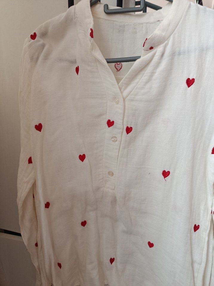 kırmızı kalpli beyaz gömlek - Görsel 2