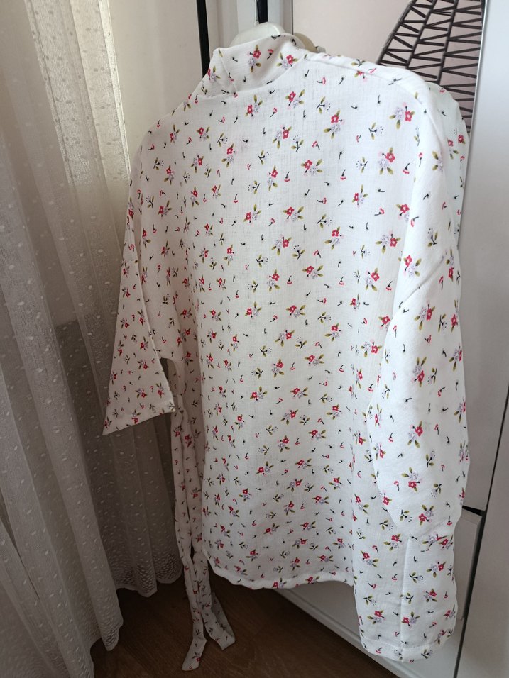 Beyaz Çiçek Desenli Midi Kimono - Görsel 3