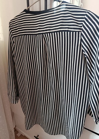 V Yaka Çizgili Pilili Kadın Gömlek - Görsel 2