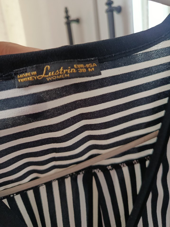 V Yaka Çizgili Pilili Kadın Gömlek - Görsel 3