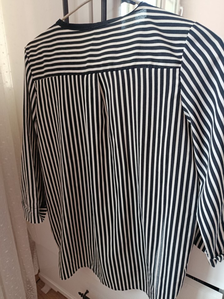 V Yaka Çizgili Pilili Kadın Gömlek - Görsel 2